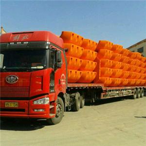 運(yùn)輸聚乙烯浮體的斯塔爾大卡車